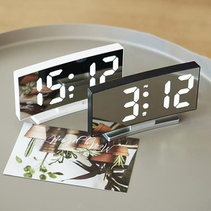 Horloge de table multifonctionnelle avec miroir incurvé, écran LED carré, réveil électronique, alimentation USB, affichage de l'heure et de la température, fonction snooze, pour la maison et le bureau - Product Image 3