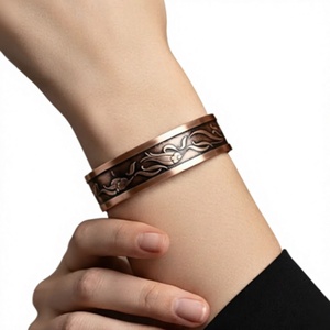 Brazalete de Cobre con Diseño Botánico Premium, Brazalete Abierto con Motivo de Pergamino, Joyería Metálica de Moda, Diseño Exquisito - Product Image 1