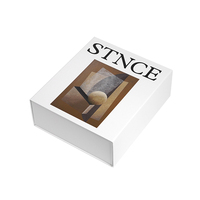 Boîte pliante magnétique personnalisée avec impression artistique sur carton rigide pour l'emballage de vêtements de luxe, de vêtements et de chaussettes