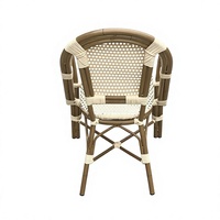 Chaise de salle à manger en rotin tressé avec dossier et accoudoirs plats pour usage domestique et décontracté dans le salon