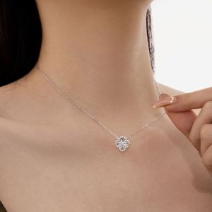 Collier pendentif fleur trèfle à quatre feuilles en argent 925 fin avec texture laser et zircone 5A pour femmes, bijoux Dylam Fashion - Product Image 3