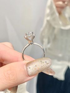 แหวนหมั้นเพชรแล็บโกรว์ 1 กะรัต ทองคำแท้ 18K รุ่น Xinfly Custom ประดับเพชรหลัก Au750 DR Bouquet Platinum CVD เครื่องประดับชั้นดี - Product Image 3