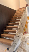 Escalier droit moderne en acier durable et personnalisable, marches en bois massif, garde-corps en acier, design antidérapant, écologique, utilisation intérieure