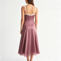 Robe midi élégante en satin rose poudré avec dentelle, bretelles spaghetti et boutons sur le devant pour femme – Nuisette et tenue de détente – Collection Boutique
