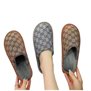 Chaussons de chambre pour couple en gros directement de l'usine, chaussures de marche de créateur avec semelles en caoutchouc antidérapantes, chaussons pour femmes - Product Image 1