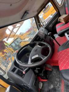 Grue de camion hydraulique d'occasion de 25 tonnes avec cabine remise à neuf, moteur Weichai, 3 essieux pour opérations de levage lourd - Product Image 4