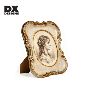 <span class=keywords><strong>Cornice</strong></span> Portafoto DX Designs 4x6 5x7 8x10 Pollici in Resina Curva Ornata, Bordo Bianco Antico con Finitura <span class=keywords><strong>Dorata</strong></span>, Elegante Decorazione per la Casa - Product Image 2