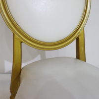 Chaise de banquet empilable en tissu blanc et aluminium doré pour mariage, modèle Loui, avec structure et emballage métalliques, vente en gros