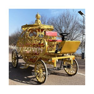 Chariot électrique en forme de citrouille dorée avec intérieur rouge pour transport de mariage en extérieur - Product Image 1