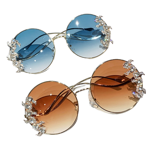 Lunettes de soleil rondes de luxe pour femmes avec logo personnalisé 2026, monture large, verres dégradés, branches métalliques ornées de diamants, protection UV400 - Product Image 1