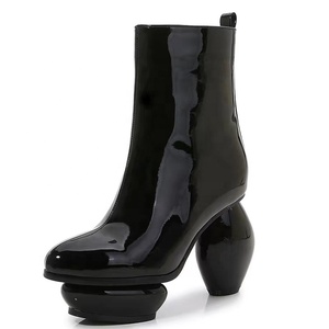 Botines de tacón redondo único para mujer, de charol plateado, con plataforma alta, botines cortos personalizados con decoración de leopardo y detalles metálicos. - Product Image 2
