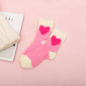 नई शरद ऋतु सर्दियों मूंगा मखमल धारियों कार्टून कुत्ते बिल्ली मेमने और प्यार महिलाओं के मोजे मंजिल मोजे फलालैन नींद फजी मोजे - Product Image 4