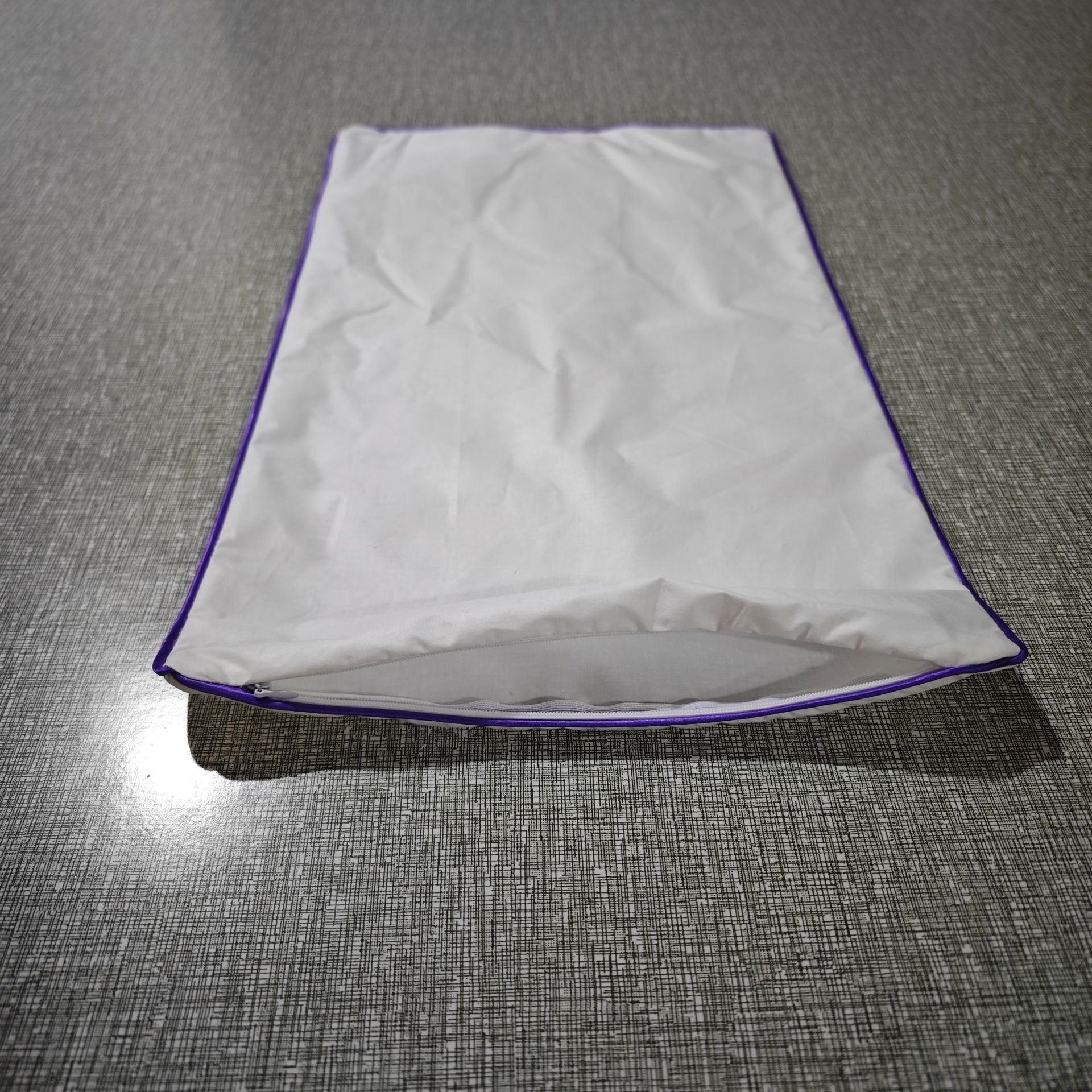 Federa bianca anti-pilling [con cinturini viola ad incastro]