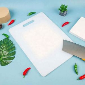 Tabla de Cortar de Plástico Duradera con Logotipo Personalizado de Alta Calidad, Tabla de Cortar de PE, Venta Directa de Fábrica para Regalos Promocionales y Empresariales - Product Image 1