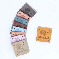 Étiquettes carrées en cuir PU microfibre faites à la main, conception de boule de fil, étiquettes à tricoter pour vêtements, accessoires de couture