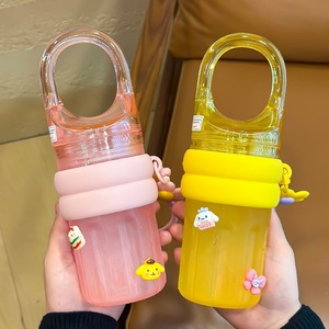 Botella de agua morada, bonita y moderna para niñas, con dije de margarita, compacta, portátil, de plástico, para beber directamente, para estudiantes. - Product Image 4