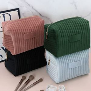 Sac cosmétique matelassé en velours personnalisable avec fermeture éclair, grande capacité, pour femmes - Product Image 1