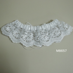Ceinture de jarretière de mariage M8657 blanche rétro avec bords brodés - Product Image 2