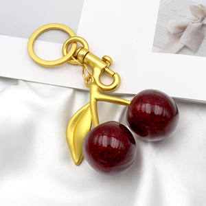Nuevo estilo promocional creativo coche encanto pequeño regalo niñas elegantes llaveros lindo frutas acrílico cereza esmalte brillo llavero - Product Image 5
