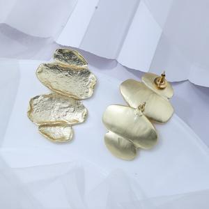 Boucles d'oreilles en pétales dorés pour femmes, bijoux élégants inspirés de la nature, accessoire léger et élégant pour le quotidien et les événements - Product Image 5