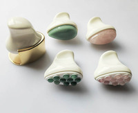 Nouvel ensemble d'outils portables étanches pour le visage : Rouleau facial Gua Sha en jade très populaire et adorable pour le rajeunissement et le raffermissement de la peau, effet lifting.