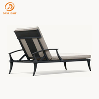 Chaise longue d'extérieur réglable en aluminium avec accoudoirs et coussin crème, résistante aux intempéries, pour piscine, villa, complexe hôtelier, terrasse