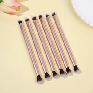 Pinceles de sombra de ojos planos en ángulo de alta calidad YRX, juego de pinceles de maquillaje para ojos con logotipo personalizado, pincel de ojos de doble punta suave y esponjoso - Product Image 1