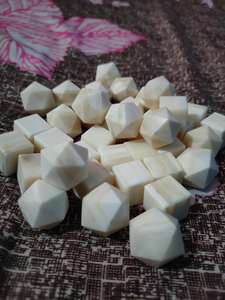 Juego de Dados DnD de 7 Piezas, Tallados a Mano, Estilo Vikingo Vintage, Ecológicos, de Hueso Natural Blanco, de Origen Ético, para Juegos de Rol - Product Image 5