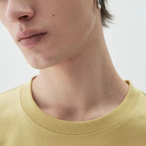 T-shirt da uomo in cotone traspirante e morbido, vestibilità comoda e rilassata, stile discreto, ideale per le corse veloci, appuntamenti al caffè, sul portico - Product Image 3