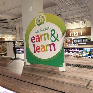 Promoción: Bandeja de exhibición de plástico para supermercado con banderín impreso, innovador expositor de papel oscilante para tiendas minoristas - Product Image 4