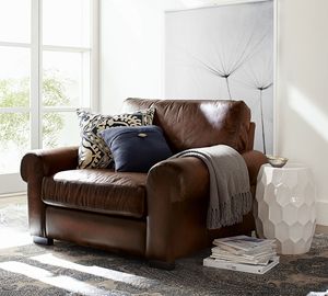 <span class=keywords><strong>Fauteuil</strong></span> classique en <span class=keywords><strong>cuir</strong></span> véritable avec accoudoirs roulés <span class=keywords><strong>marron</strong></span>, coussins d'assise moelleux, coussins de dossier amovibles et pieds en bois de noyer <span class=keywords><strong>foncé</strong></span> - Product Image 1
