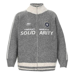 Chaqueta de béisbol de punto con cuello medio alto y letras jacquard sueltas, a la moda, al por mayor - Product Image 5