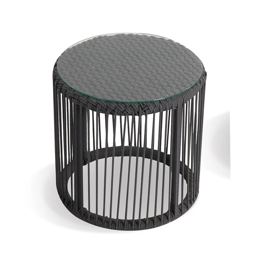 Petite table d'appoint en aluminium fabriquée en usine Table basse ronde en rotin en osier en plastique de patio pour une utilisation en appartement avec verre trempé