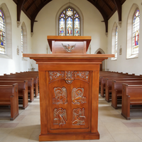 Conjunto de Altar y Atril de Madera para Iglesia con Patrones Religiosos Intrincados para Espacios Sagrados
