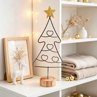 Décoration de table de Noël en fil de fer, arbre en fil de fer artistique avec base en bois, boucles étoiles et cœurs dorées, ornement minimaliste pour bureau et cheminée