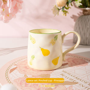 Mug en céramique irrégulier façonné à la main avec motif de dessin animé mignon, compatible micro-ondes, pour café et thé, idéal pour les cadeaux d'affaires - Product Image 5