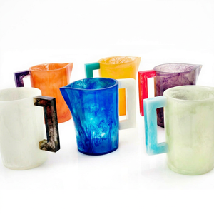 Jarra de Resina de Lujo Hecha a Mano en India, Estilo Americano, Ecológica, con Asa de Aspecto Ónix Amarillo, Color Personalizable - Product Image 1