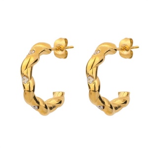 Pendientes Populares de Oro de 18k con Circonita Cúbica en Forma de C, Joyería - Product Image 1