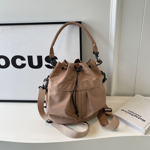 กระเป๋าทรงถังสไตล์แฟชั่นสำหรับสุภาพสตรี กระเป๋าสะพายข้างวัสดุไนลอน ออกแบบโดยดีไซเนอร์ผู้มีเอกลักษณ์เฉพาะตัว.5803 - Product Image 4