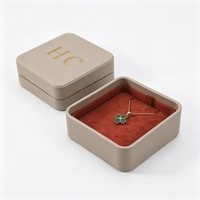 Boîte à collier de luxe en cuir PU avec couvercle et base, insert en velours, estampage à chaud, logo personnalisé, vente en gros