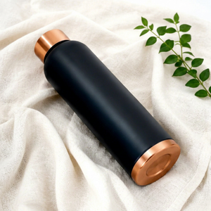 Mejore su experiencia de hidratación con esta botella de agua aislada de primera calidad con detalles en cobre negro mate. - Product Image 1