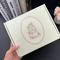 Boîte à courrier personnalisée en blanc crème avec illustration florale vintage pour des cadeaux de luxe et un emballage de marque
