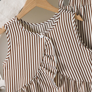 Ensemble haut rayé sans manches à volants et pantalon ample à jambes droites pour enfants, confort illimité, idéal pour les activités quotidiennes décontractées, tenue d'été - Product Image 4