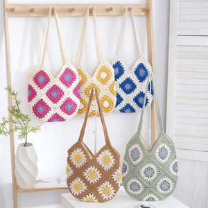 Borsa a Tracolla Grande in Crochet con Motivo Granny Square, Design Trendy, Stile Boho - Product Image 2