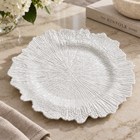 Assiette de présentation de luxe texturée en plastique de 13 pouces, bord floral irrégulier thermolaqué, élégante assiette décorative pour banquets de mariage
