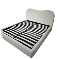 Lit de luxe Queen Size avec tête de lit ondulée en tissu bouclé, cadre en métal moderne et minimaliste, convertible en canapé-lit