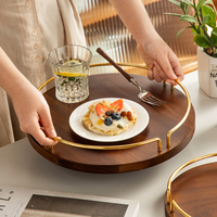 Plateau de service rectangulaire en bois artisanal de luxe avec poignées en métal doré, plateau à charcuterie, plateau de table basse, décoration de fête