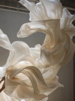 Installation suspendue géante en organza blanc crème, art de plafond ondulé effet eau pour mariage et galerie