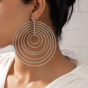 Boucles d'oreilles tendance pour femmes de style européen et américain, en alliage plaqué or, style japonais et coréen, grandes, multicouches, exagérées, avec diamants - Product Image 2