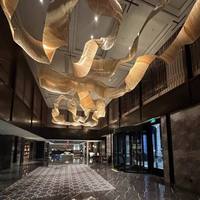 Lustre moderne en ruban doré de luxe personnalisé, luminaire suspendu LED pour hall d'hôtel, villa, centre de vente, éclairage de projet
